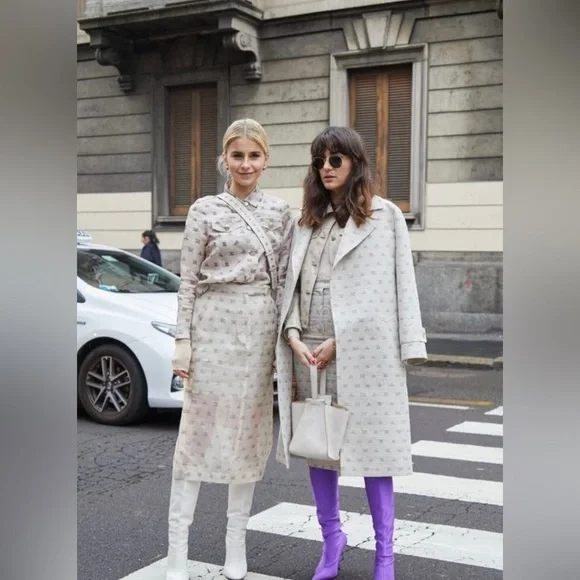 SOLD! MAX MARA FULL LOGO TRENCH COAT SIZE: US6 IT40 NEW WITH TAG FALL/WINTER - Picture 3 of 16